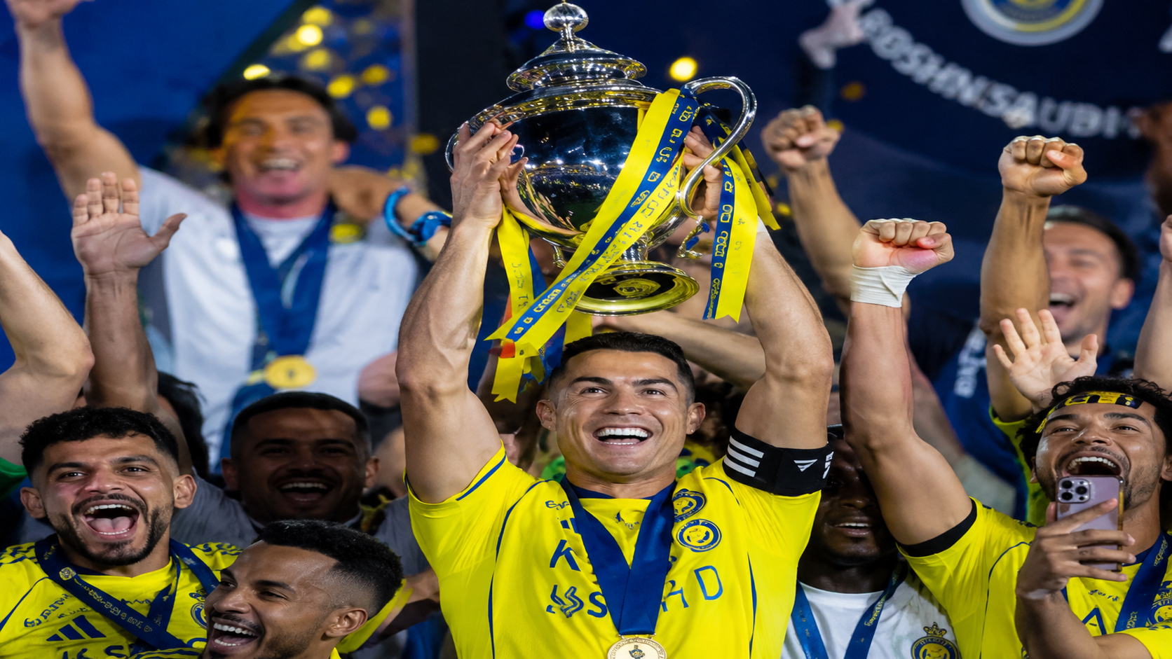 احتفالات جنونية: رونالدو يرفع كأس الدوري السعودي بعد قيادة النصر للتتويج
