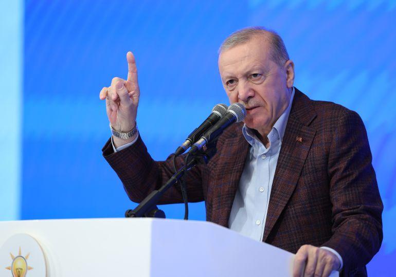 أردوغان يدافع عن الحجاب ويحذر إسرائيل من استهداف تركيا