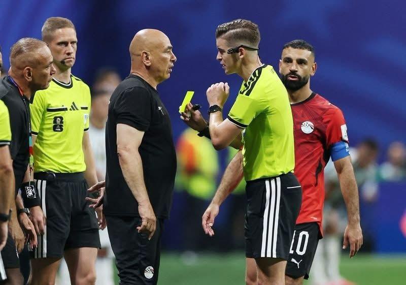 الأخطاء التحكيمية في مباراة مصر والأرجنتين تشعل العالم.. إجماع دولي غير مسبوق على ظلم الفراعنة أمام الأرجنتين