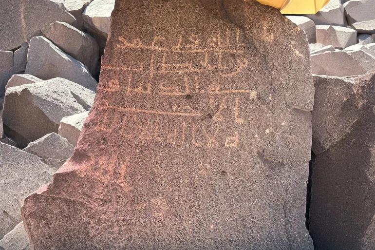 "الله ولي عمر بن الخطاب" اكتشاف نقش أثري نادر في السعودية يثير التفاعل
